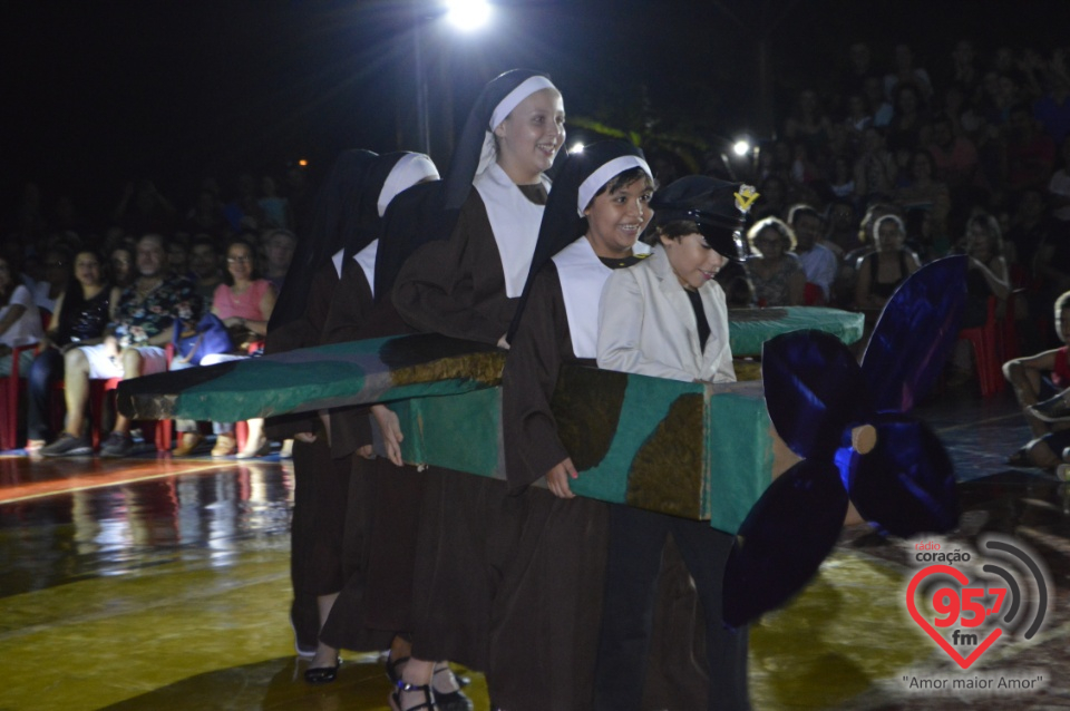 Alunos da EIC emocionam o público com encenação - 'O Natal visto do Céu'