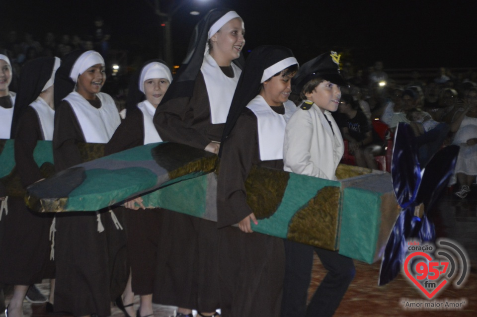 Alunos da EIC emocionam o público com encenação - 'O Natal visto do Céu'