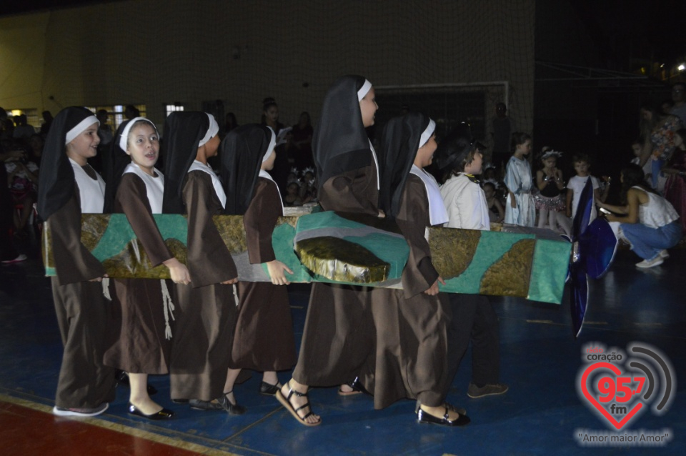 Alunos da EIC emocionam o público com encenação - 'O Natal visto do Céu'