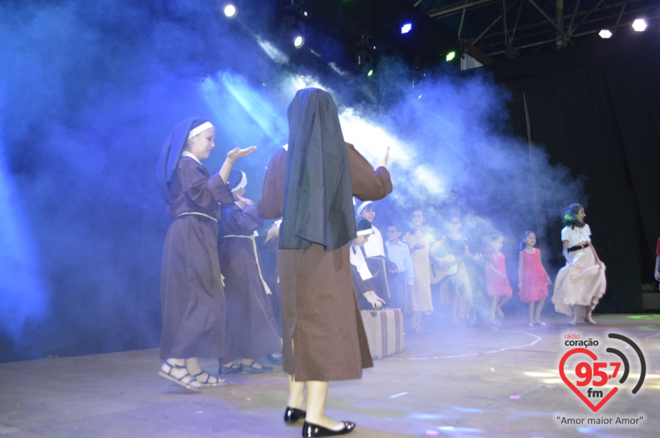 Alunos da EIC emocionam o público com encenação - 'O Natal visto do Céu'