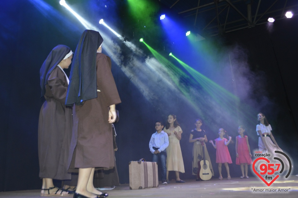 Alunos da EIC emocionam o público com encenação - 'O Natal visto do Céu'