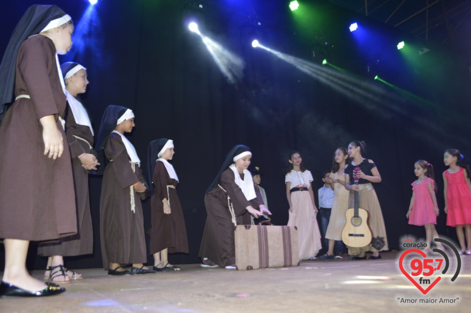 Alunos da EIC emocionam o público com encenação - 'O Natal visto do Céu'