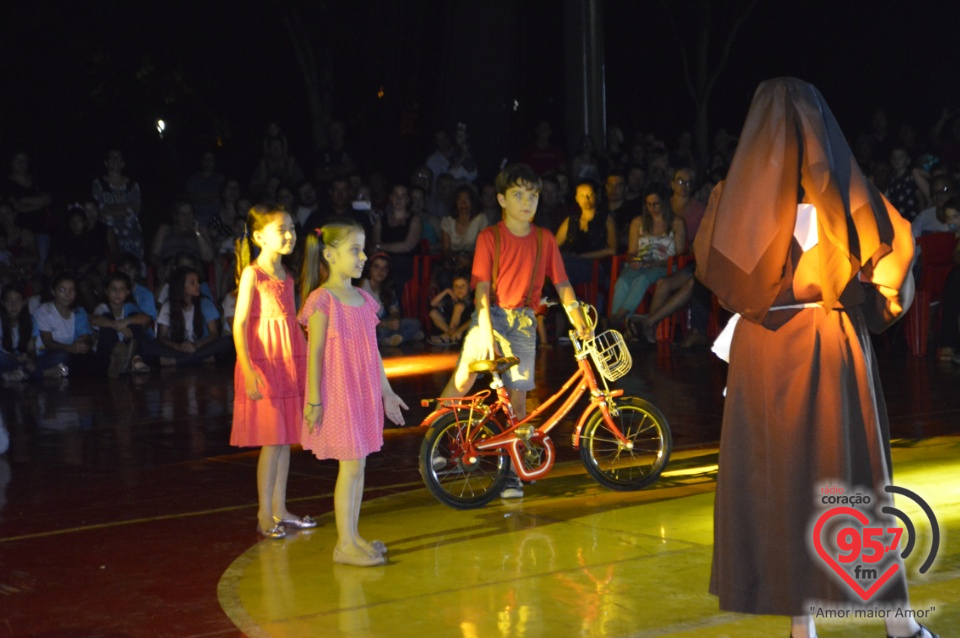 Alunos da EIC emocionam o público com encenação - 'O Natal visto do Céu'