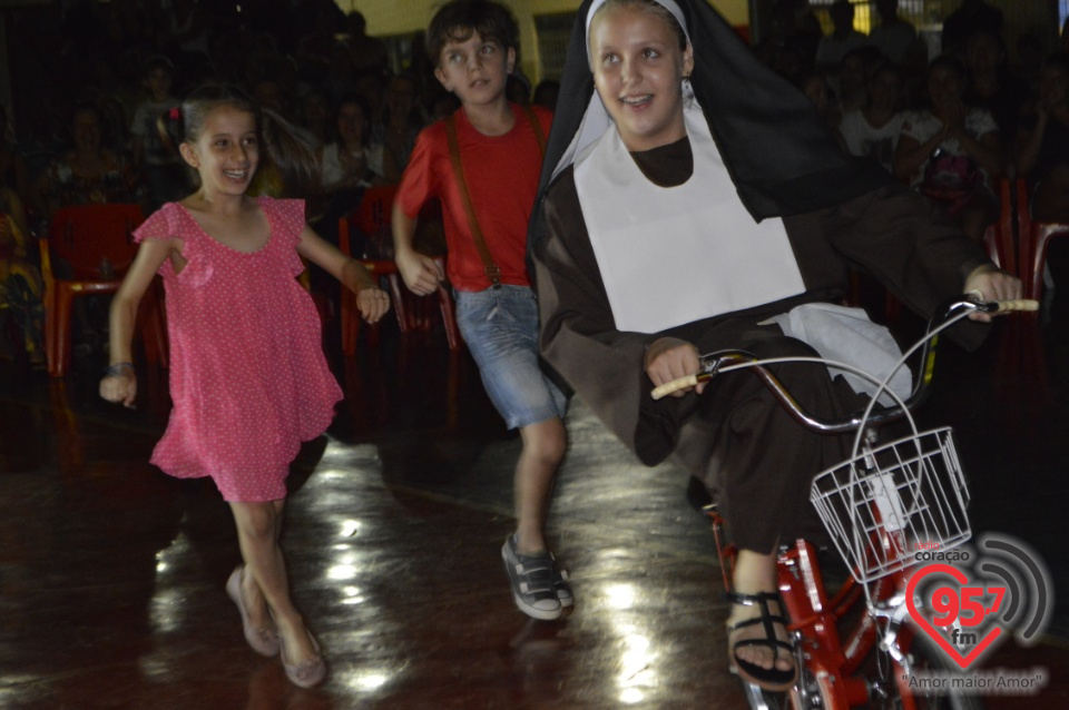 Alunos da EIC emocionam o público com encenação - 'O Natal visto do Céu'