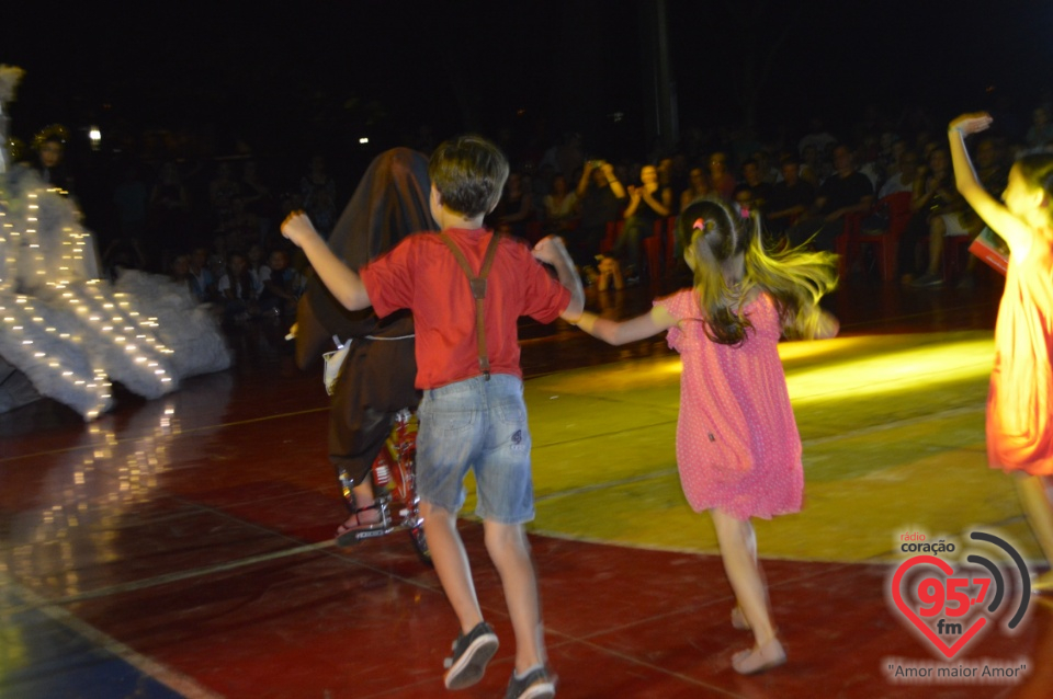 Alunos da EIC emocionam o público com encenação - 'O Natal visto do Céu'