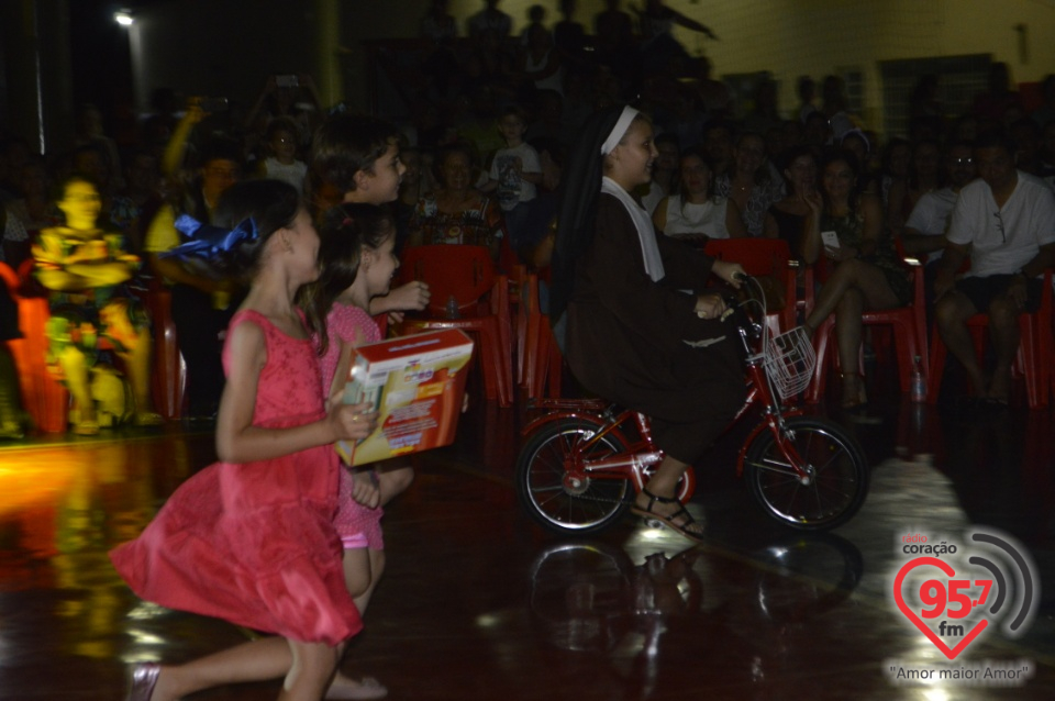 Alunos da EIC emocionam o público com encenação - 'O Natal visto do Céu'