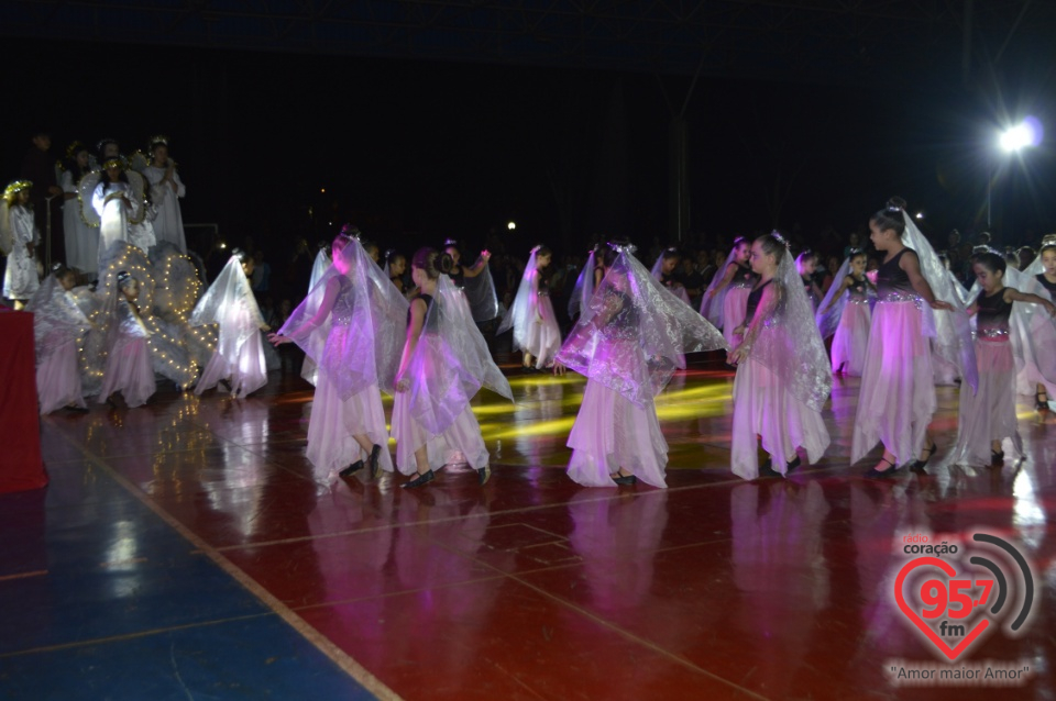 Alunos da EIC emocionam o público com encenação - 'O Natal visto do Céu'