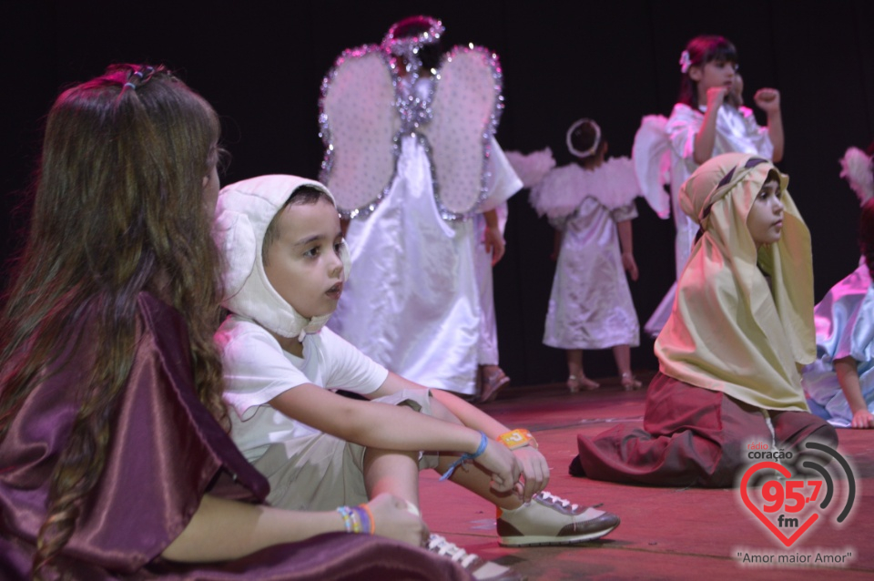 Alunos da EIC emocionam o público com encenação - 'O Natal visto do Céu'