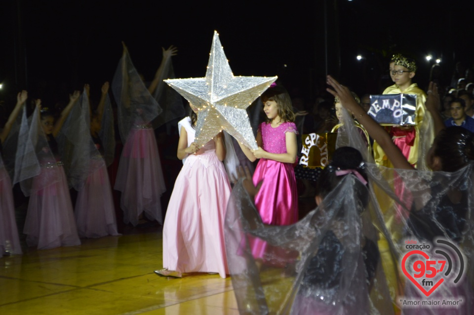 Alunos da EIC emocionam o público com encenação - 'O Natal visto do Céu'