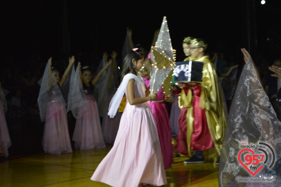 Alunos da EIC emocionam o público com encenação - 'O Natal visto do Céu'