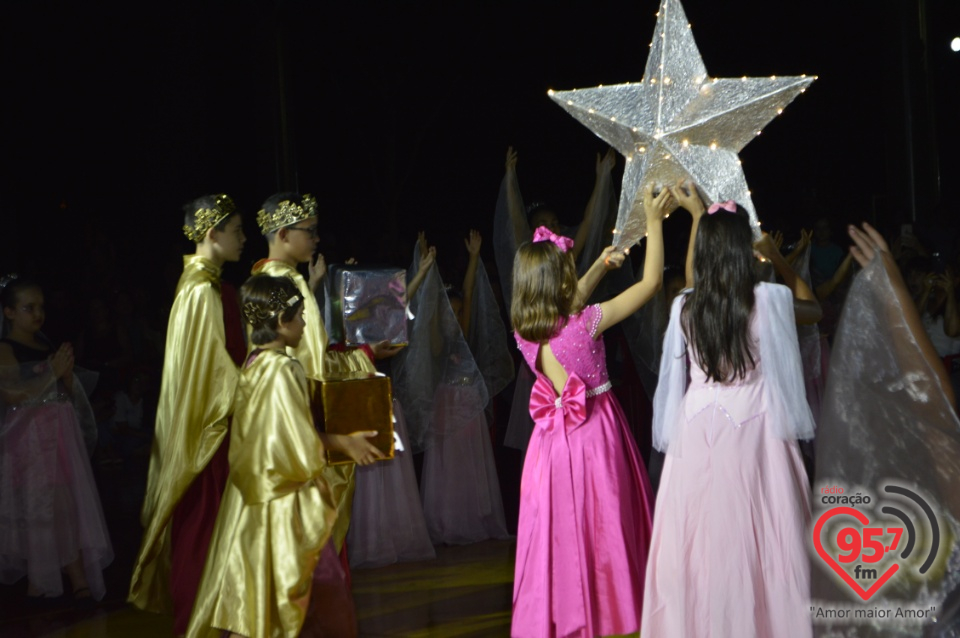 Alunos da EIC emocionam o público com encenação - 'O Natal visto do Céu'