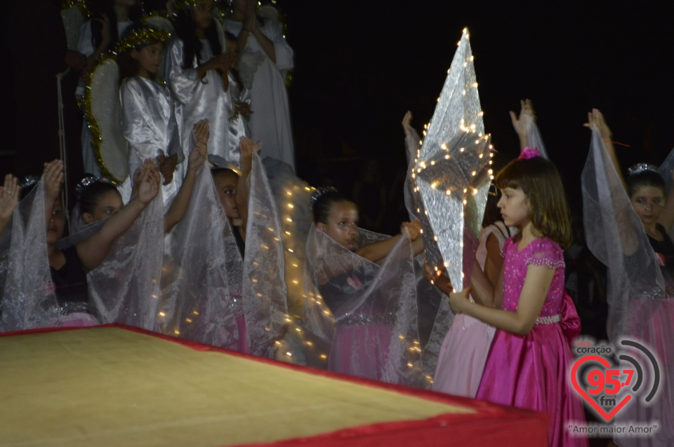 Alunos da EIC emocionam o público com encenação - 'O Natal visto do Céu'