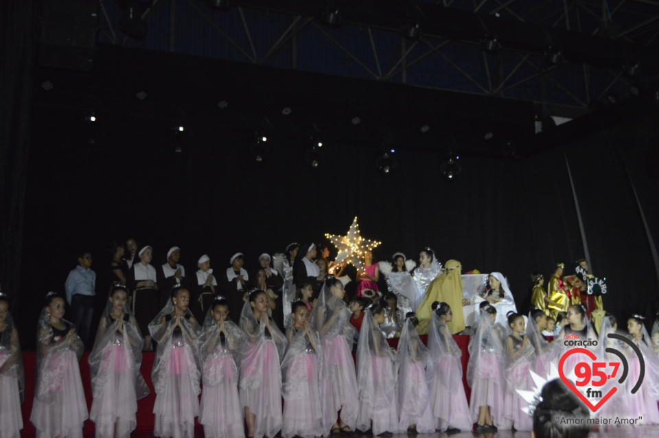 Alunos da EIC emocionam o público com encenação - 'O Natal visto do Céu'