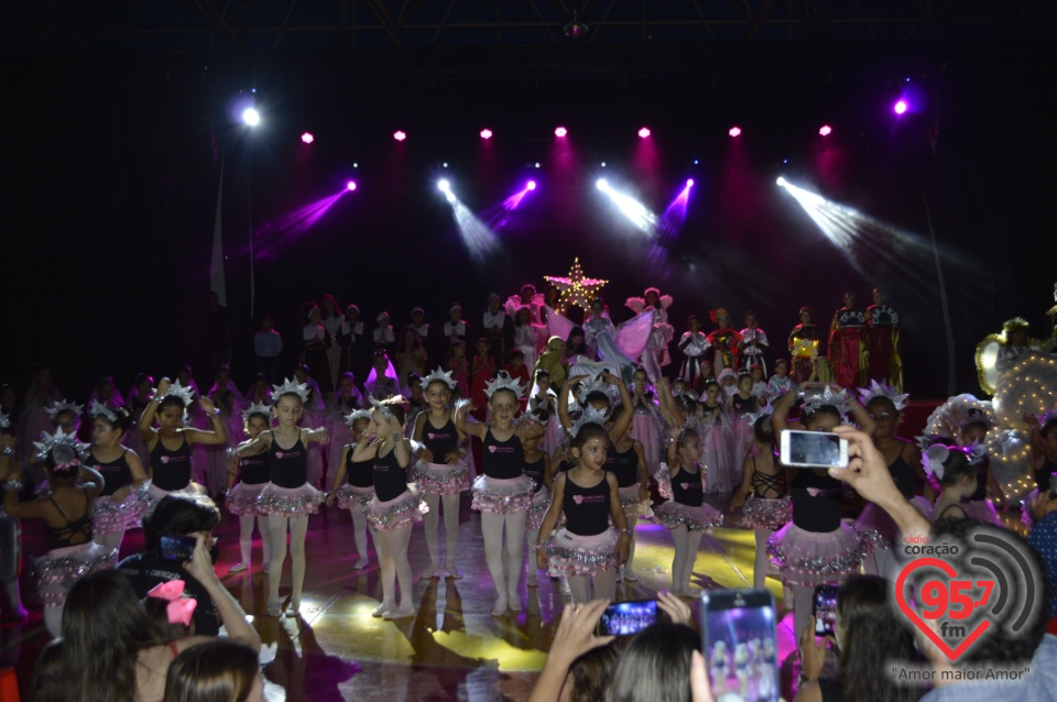 Alunos da EIC emocionam o público com encenação - 'O Natal visto do Céu'