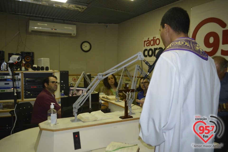 Rádio Coração transmite missa pelas vítimas e avanço do covid-19