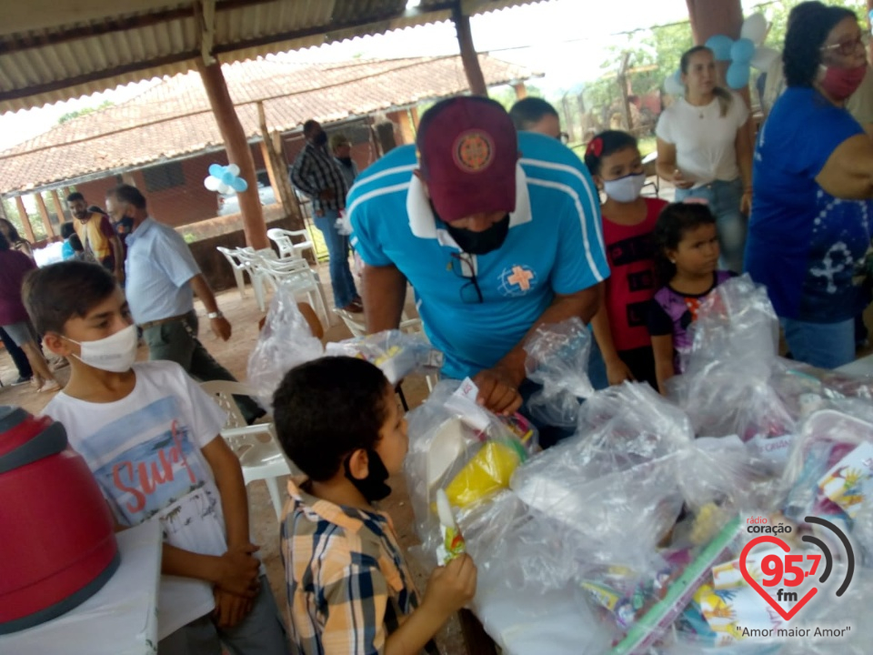 Membros Cursilho de Dourados distribuem doces e brinquedos para crianças do Itahum