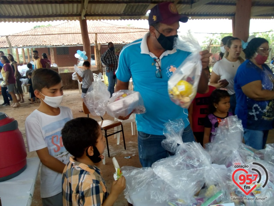 Membros Cursilho de Dourados distribuem doces e brinquedos para crianças do Itahum