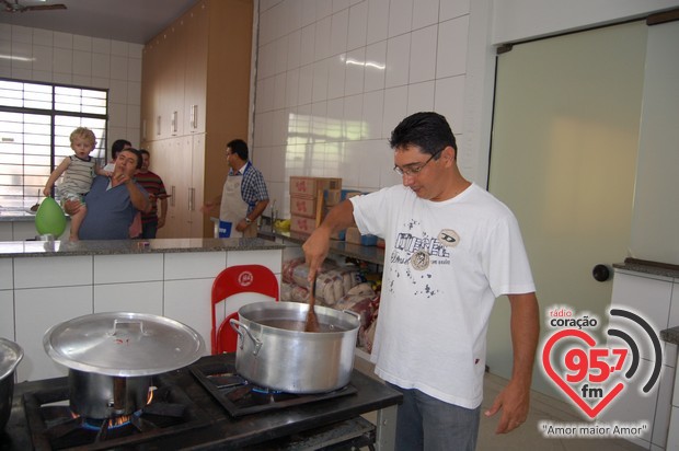 Casais da paróquia São Carlos realizam confraternização