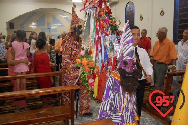 Festa da Folia de Reis anima distrito de Santa Terezinha