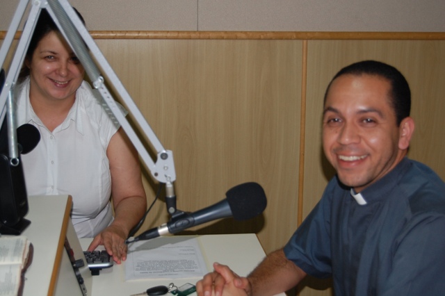 Padre Elcio Roberto missionário em Portugal visita a Rádio Coração