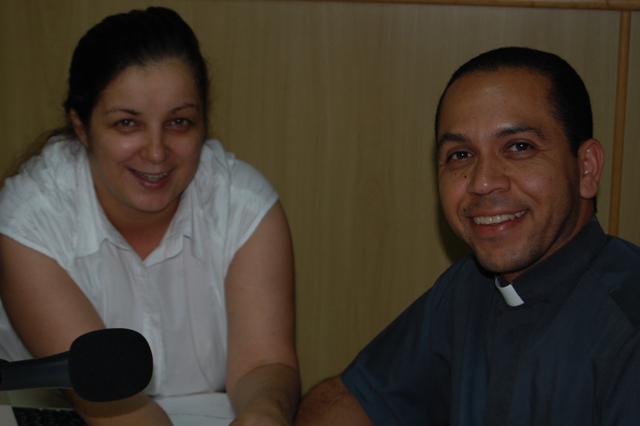 Padre Elcio Roberto missionário em Portugal visita a Rádio Coração