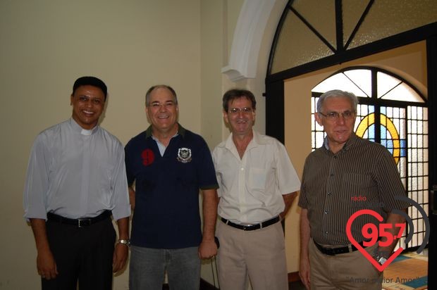 Padres Rubens e Leão Pedro celebram missa em ação de graças por aniversário