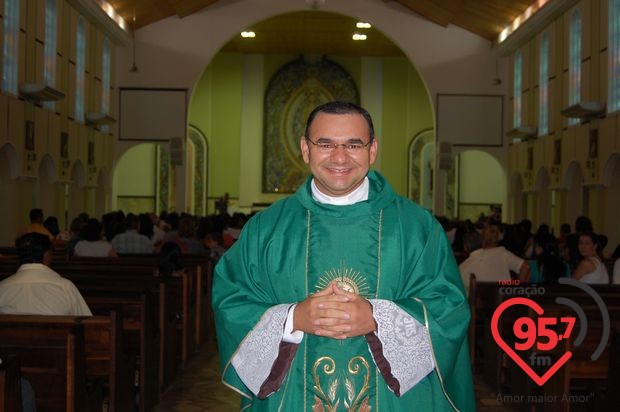 Padres Rubens e Leão Pedro celebram missa em ação de graças por aniversário