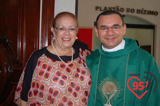 Padres Rubens e Leão Pedro celebram missa em ação de graças por aniversário
