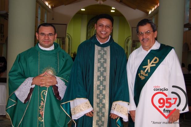 Padres Rubens e Leão Pedro celebram missa em ação de graças por aniversário