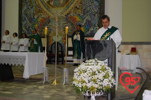 Padres Rubens e Leão Pedro celebram missa em ação de graças por aniversário