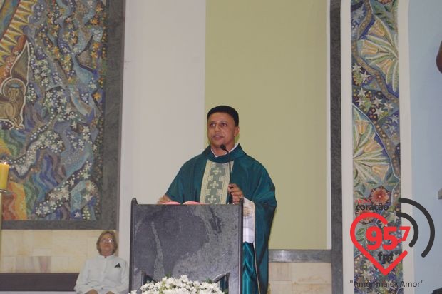 Padres Rubens e Leão Pedro celebram missa em ação de graças por aniversário