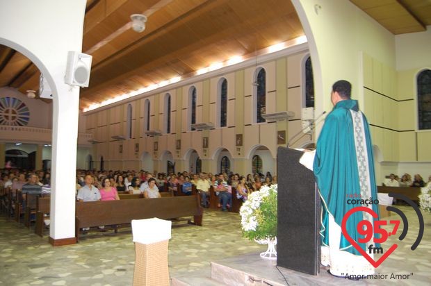Padres Rubens e Leão Pedro celebram missa em ação de graças por aniversário