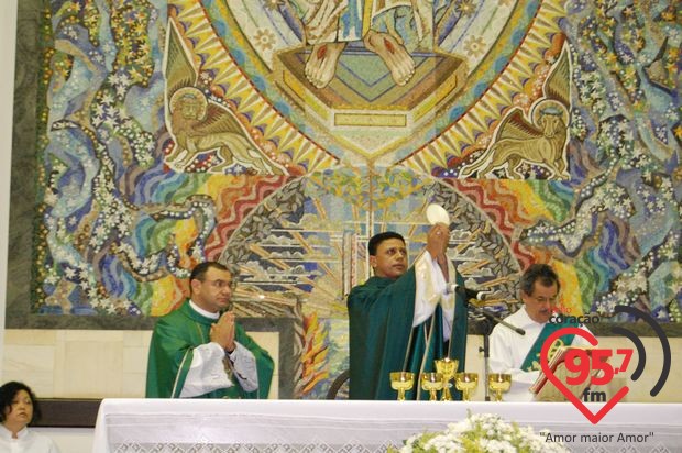 Padres Rubens e Leão Pedro celebram missa em ação de graças por aniversário