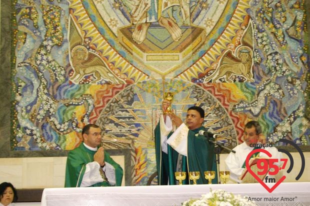 Padres Rubens e Leão Pedro celebram missa em ação de graças por aniversário
