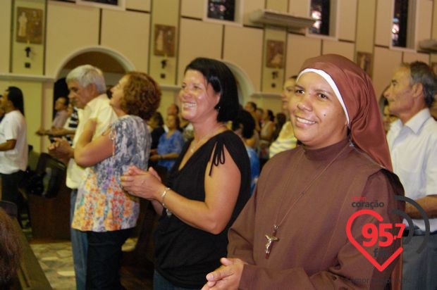 Padres Rubens e Leão Pedro celebram missa em ação de graças por aniversário