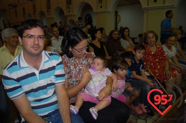 Padres Rubens e Leão Pedro celebram missa em ação de graças por aniversário