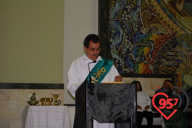 Padres Rubens e Leão Pedro celebram missa em ação de graças por aniversário