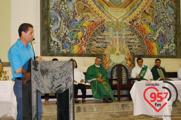 Padres Rubens e Leão Pedro celebram missa em ação de graças por aniversário