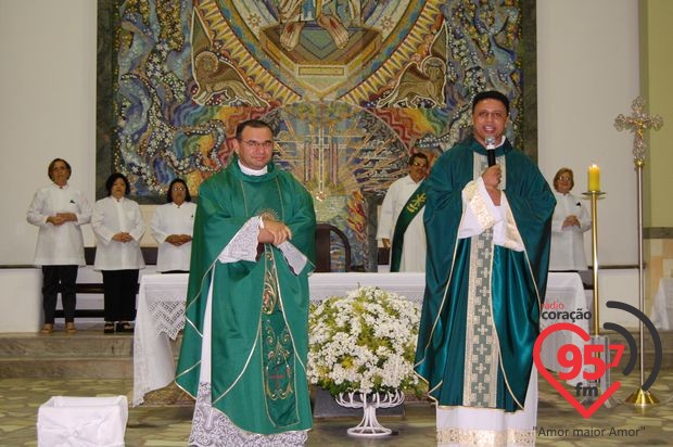 Padres Rubens e Leão Pedro celebram missa em ação de graças por aniversário