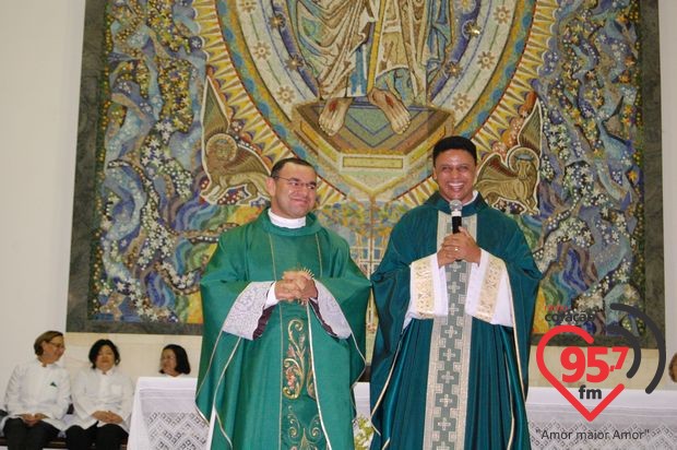 Padres Rubens e Leão Pedro celebram missa em ação de graças por aniversário