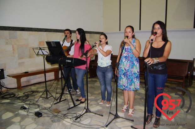 Padres Rubens e Leão Pedro celebram missa em ação de graças por aniversário