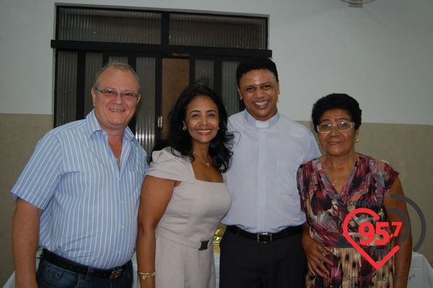 Padres Rubens e Leão Pedro celebram missa em ação de graças por aniversário