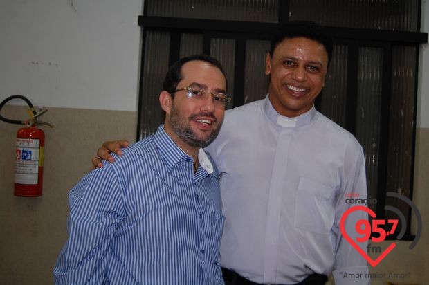 Padres Rubens e Leão Pedro celebram missa em ação de graças por aniversário