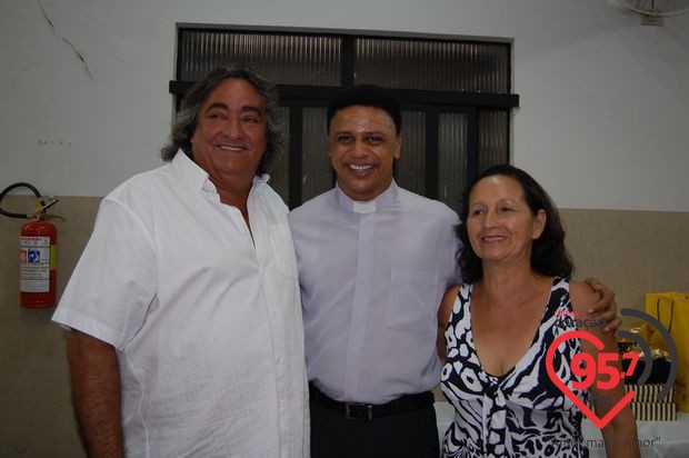 Padres Rubens e Leão Pedro celebram missa em ação de graças por aniversário