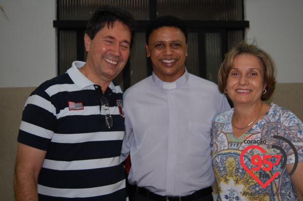 Padres Rubens e Leão Pedro celebram missa em ação de graças por aniversário