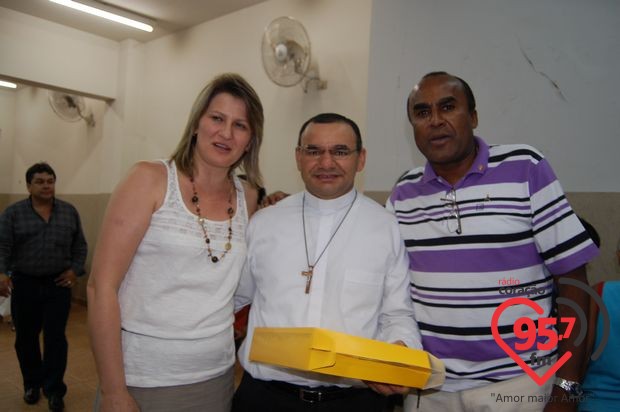 Padres Rubens e Leão Pedro celebram missa em ação de graças por aniversário