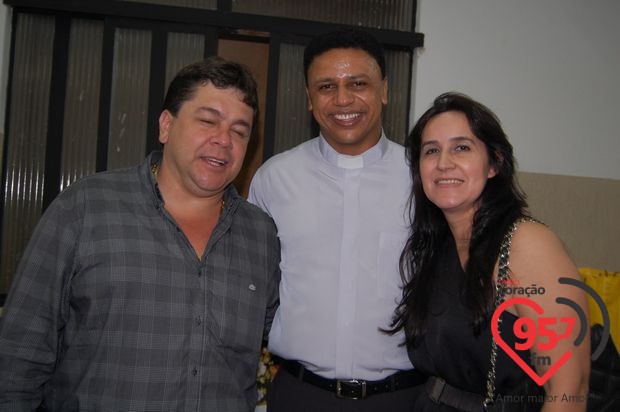 Padres Rubens e Leão Pedro celebram missa em ação de graças por aniversário