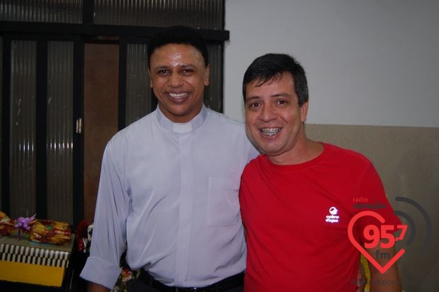 Padres Rubens e Leão Pedro celebram missa em ação de graças por aniversário