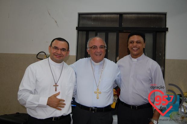 Padres Rubens e Leão Pedro celebram missa em ação de graças por aniversário