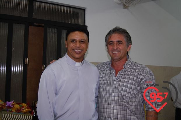 Padres Rubens e Leão Pedro celebram missa em ação de graças por aniversário